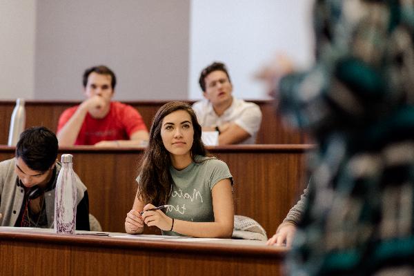 澳门威尼斯人app下载大学的学生们坐在教室里听教授讲话.