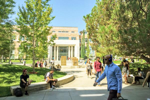 澳门威尼斯人app下载大学的学生们在莱瑟比图书馆外享受着加利福尼亚完美的天气.
