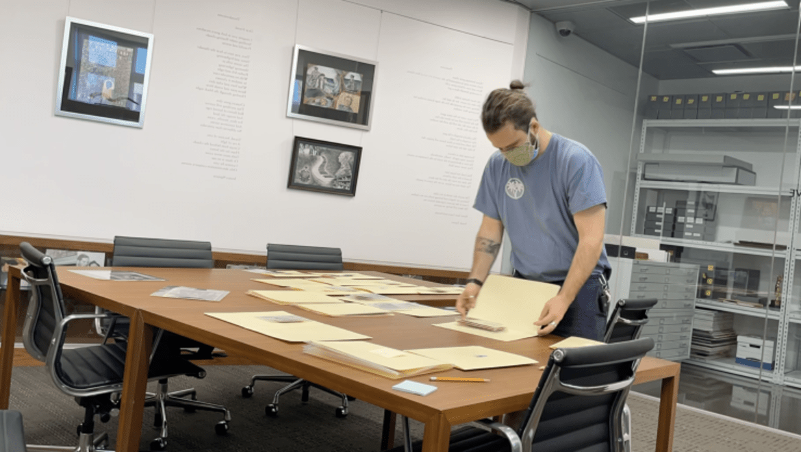 霍斯金会参与斯涅尔的收藏吗, 检查办公桌上装满档案文件的文件夹.