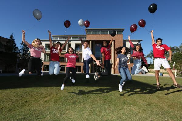 学生们用气球庆祝