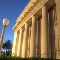 黄昏时分，太阳反射在澳门威尼斯人app下载纪念堂的圆柱上.