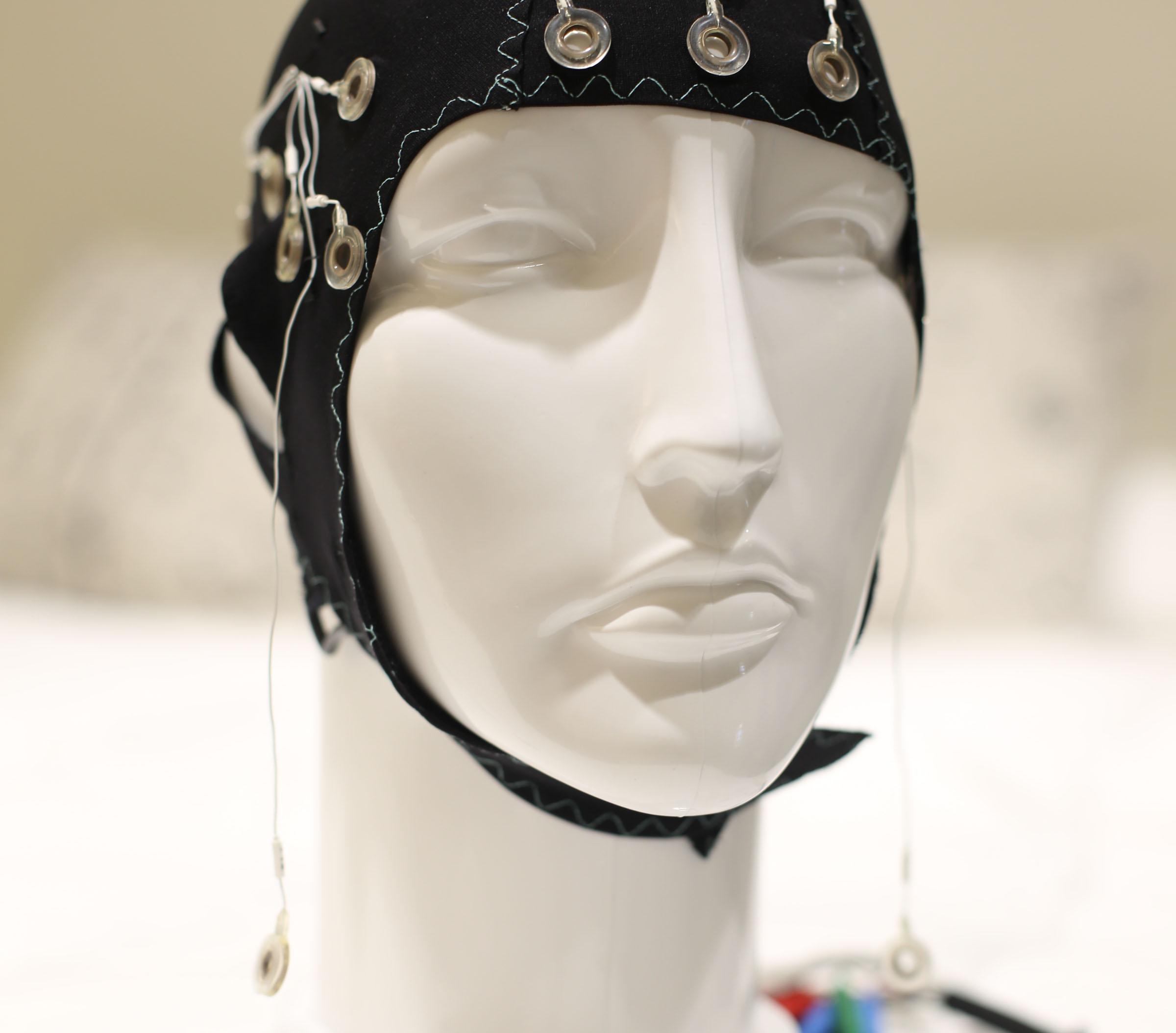 Mannequin wearing an 脑电图描记器